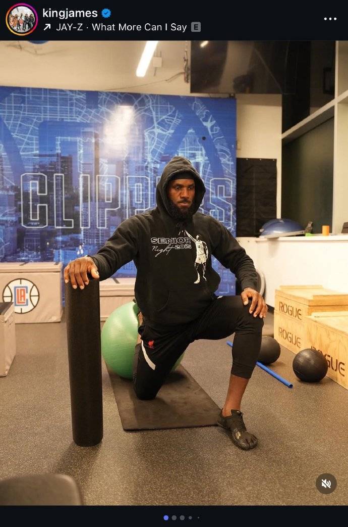 詹姆斯在快船老训练馆开练 配文:绝不能说我不努力